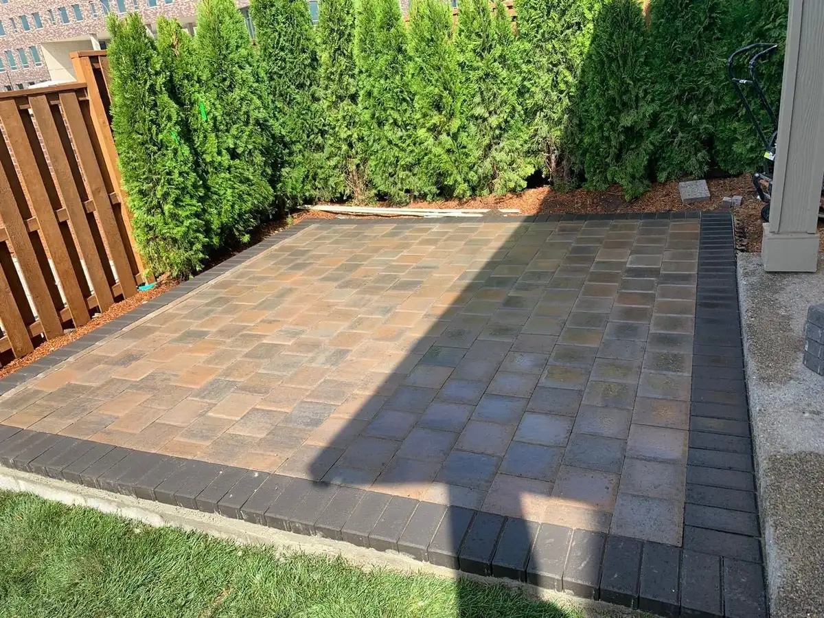 Multi-tone paver patio with arborvitae landscaping by CreekView Landscape in Oregon